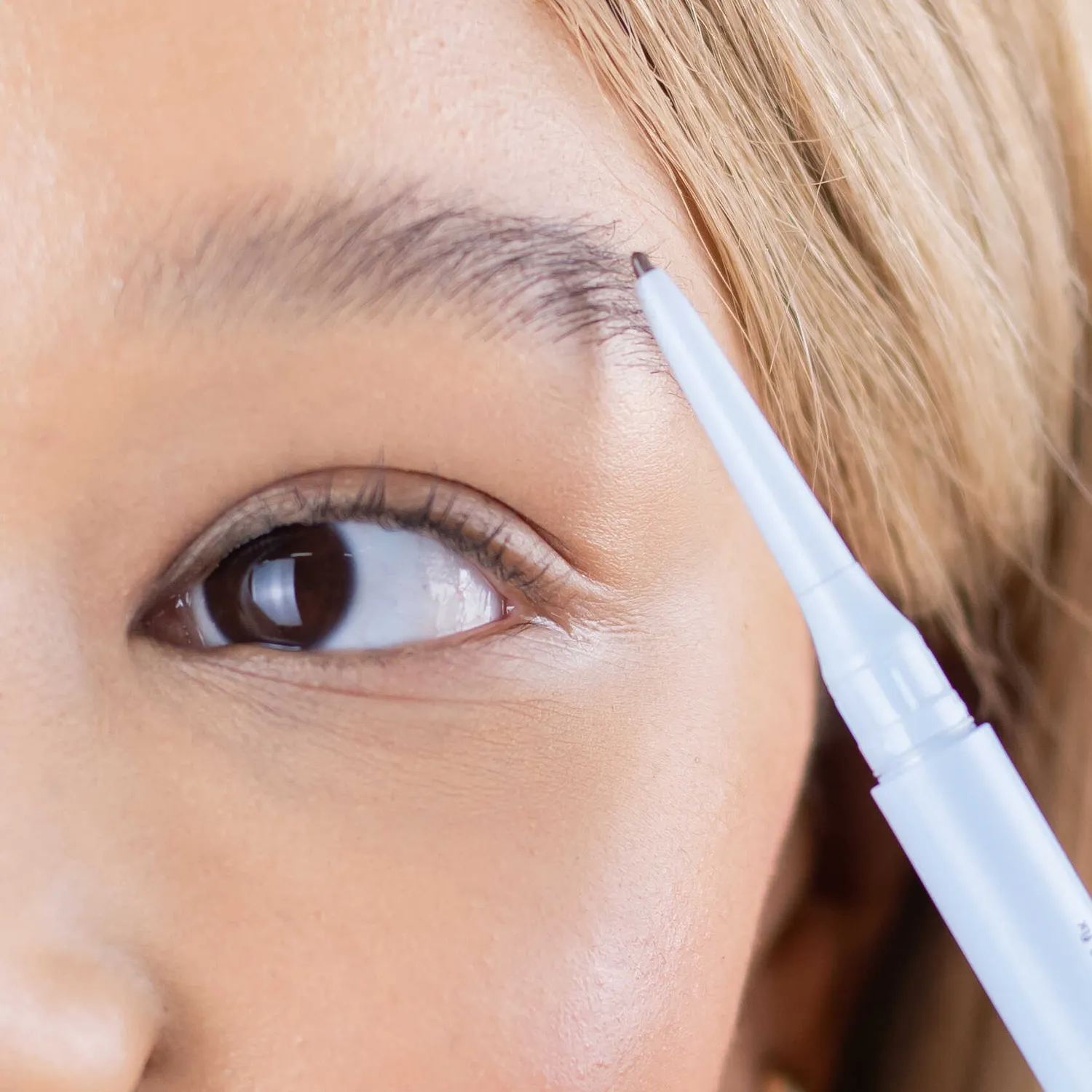fleeky Brow Fill & Fix Augenbrauenstift Hellbraun wischfest